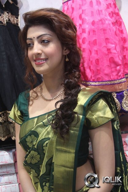Pranitha-Launches-RS-Brothers-Showroom